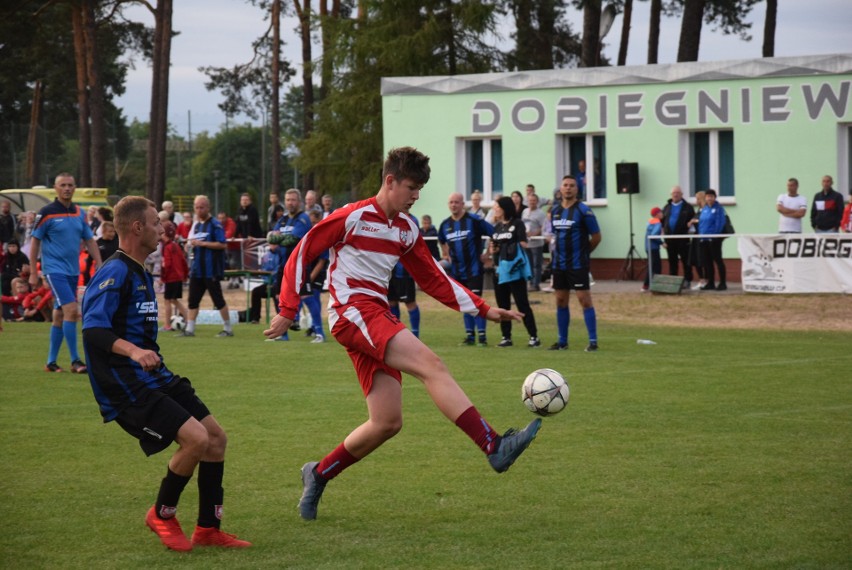 Organizatorzy lepsi od trenerów w meczu pokazowym w turnieju Saller Dobiegniew Cup