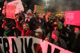 Kolejna manifestacja we Wrocławiu. Przemarsz przeciwników zaostrzania prawa aborcyjnego, zamknięte ulice [RELACJA NA ŻYWO]