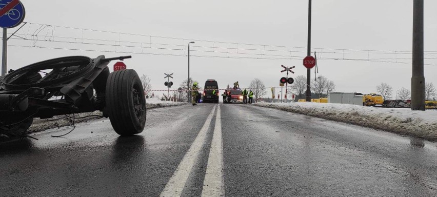 Koszarówka. Wypadek na przejeździe kolejowym. Pociąg osobowy relacji Gdynia - Białystok zderzył się z ciężarówką [ZDJĘCIA]