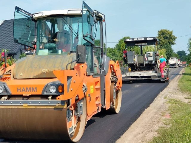 Prace budowlane na obu odcinkach są już w zaawansowanym stanie. Dzięki inwestycjom w Bielanach i na drodze Bąkowa-Podolany nowa nawierzchnia pojawi się na niemal trzech kilometrach jezdni.