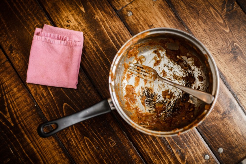 Przypalone dania np.: bigos lub gęsty sos typu curry może...