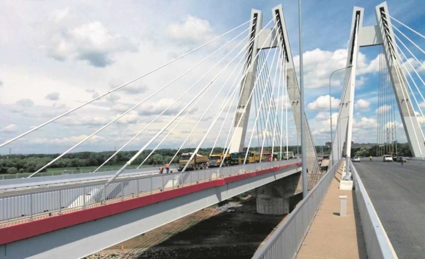 Nowy most na Wiśle pomyślnie przeszedł próbę obciążenia. Kierowcy pojadą nim w lipcu