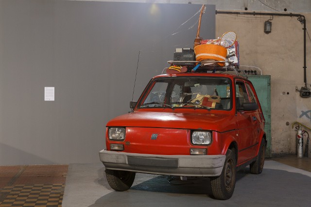 VOLODYMYR KUZNETSOV, Mały fiat 126p. Pomnik lat 90, 2011 instalacja, wymiary zmienne,