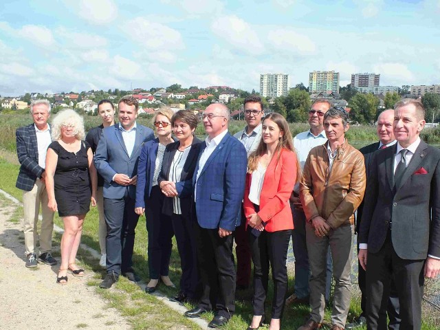 Uczestnicy konferencji poparcia dla Jerzego Materka, obecni i byli samorządowcy ze Starachowic, powiatu starachowickiego i Ostrowca Świętokrzyskiego