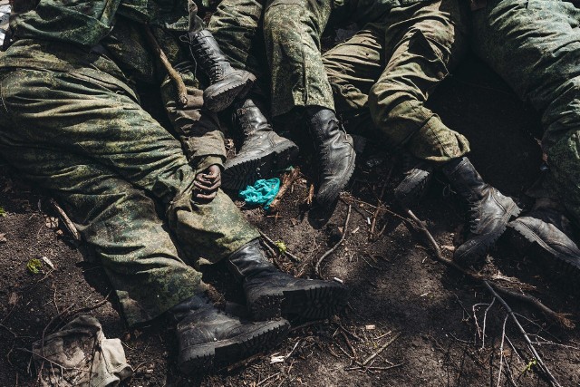 Rosyjscy żołnierze chowani koło Kijowa.