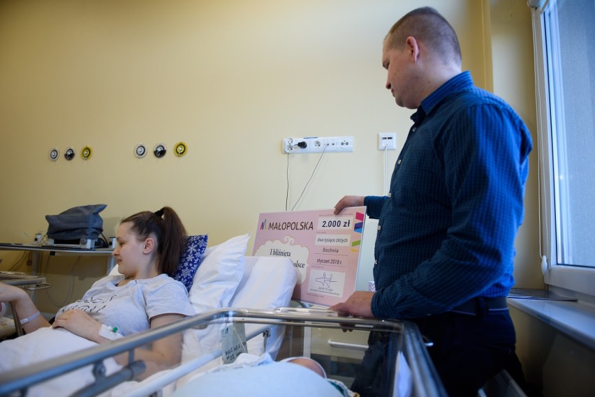Dwie pary bliźniaków jako pierwsze w Małopolsce urodziły się w szpitalu w Bochni. Rodzice dostali czeki od wicemarszałka [ZDJĘCIA]