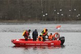Jutrosin: Nie żyje mężczyzna, który wpadł do zalewu. Strażacy wyciągnęli go na brzeg, ale nie udało się go uratować