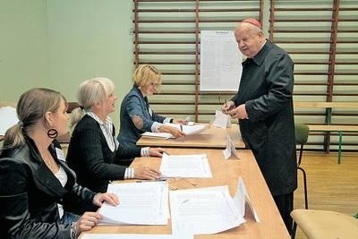 Kardynał Stanisław Dziwisz przyszedł bez dowodu osobistego...