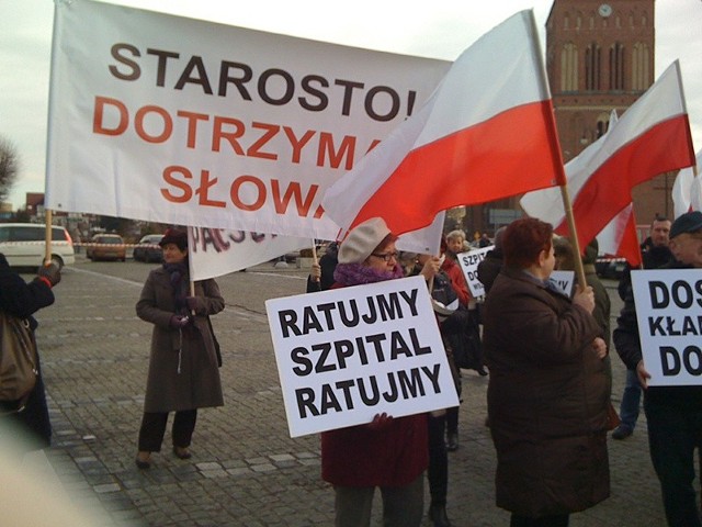 Przed świdwińskim starostwem trwa głośny protest w sprawie połczyńskiego szpitala.