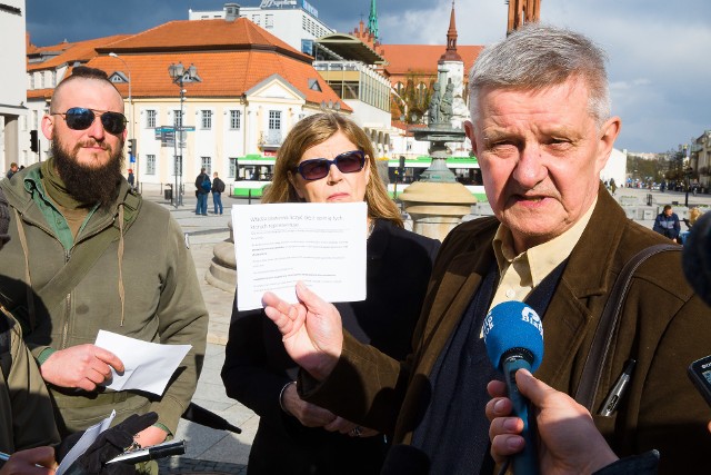 Członkowie komitetu Karol Krzywicki (od lewej), Barbara Gąsowska i Wojciech Worotyński chcą konsultacji soołecznych