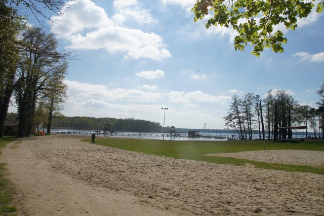 Gmina Sława otrzymała pieniądze z Programu Inwestycyjnego pn. „Rekreacja nad lubuską wodą”. Plaża w mieście nad Jeziorem Sławskim wciąż się zmienia.Pod koniec marca radni województwa przyjęli uchwałę w sprawie udzielenia pomocy finansowej jednostkom samorządu terytorialnego, w tym gminie Sława. Celem programu jest stworzenie warunków sprzyjających rozwojowi rekreacji i sportu w województwie poprzez doinwestowanie ogólnodostępnych kąpielisk wraz z ich najbliższym otoczeniem. Koszt inwestycji na plaży miejskiej w Sławie to 60 tys. zł, dofinansowanie z budżetu Województwa Lubuskiego wyniesie 30 tys. zł.- W ramach zadania zakupione zostało już 500 ton piasku, a do rozpoczęcia sezonu dokupione będą dwie przebieralnie, cztery parasole trzcinowe, 25 ławek parkowych, a hangar przy plaży zostanie odmalowany - zapowiadają urzędnicy.Ostatnio guntowny remont przeszedł pomost kąpielowo-rekreacyjny przy plaży miejskiej na terenie Sławskiego Centrum Kultury i Wypoczynku. Tak naprawdę był to remont kapitalny, molo powstało niemal od podstaw. W wyniku działania czynników atmosferycznych drewno uległo zniszczeniu. Stan techniczny pomostu był kiepski, mógł zagrażać bezpieczeństwu użytkowników. I nie chodzi tu wyłącznie o deski, a o całą konstrukcję. Po demontażu zostały tylko wbite w dno pale. Na nich pojawiły się nowe belki, pokład, a także poręcze. Remont przeprowadziło Gospodarstwo Rybackie Sława Sp. z o.o., a całkowity koszt inwestycji wyniósł 299.000,00 zł brutto. Wykonawca na przeprowadzenie remontu miał termin do 25 kwietnia, jednak udało się go zrealizować miesiąc przed czasem. W poniedziałek miał miejsce odbiór końcowy robót.POLECAMY PAŃSTWA UWADZE: