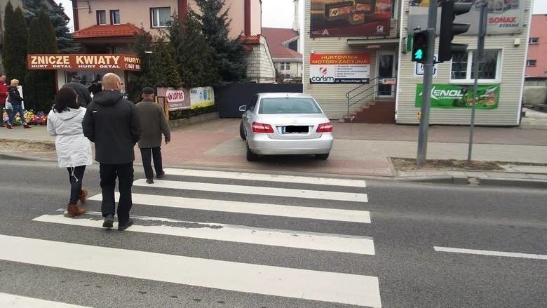 Królowie parkowania pod Biedronką. Zobacz najciekawsze przypadki. Parkowanie na chama w woj. podlaskim