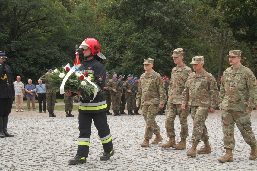 W Kielcach pod pomnikiem Homo Homini wspominano ofiary zamachu z 11 września 2001 roku