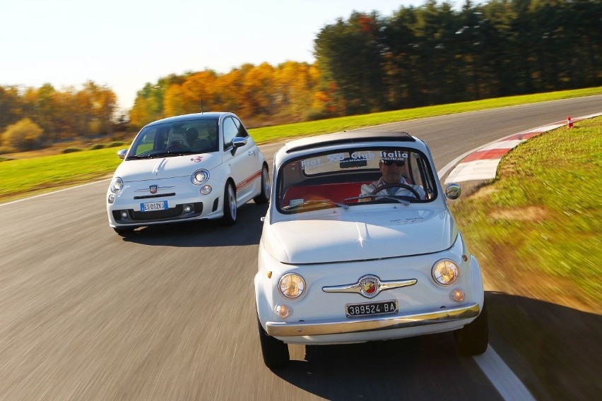 Abarth 595 z 1963 roku i Abarth 595 ‘50th Anniversary’, Fot:...