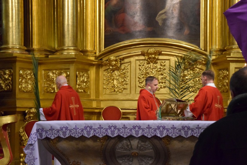 Msza święta w intencji ofiar katastrofy smoleńskiej w Bazylice Katedralnej w Kielcach. Wzięli w niej udział parlamentarzyści. Zobacz zdjęcia