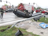 Wypadek w Kielcach. Mazda staranowała słup i runęła kołami do góry [WIDEO, zdjęcia] 