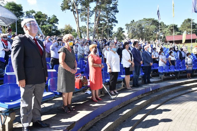 Inauguracja roku akademickiego 2020/21 na Uniwersytecie Trzeciego Wieku Kozienickiego Domu Kultury odbyła się w amfiteatrze nad Jeziorem Kozienickim.