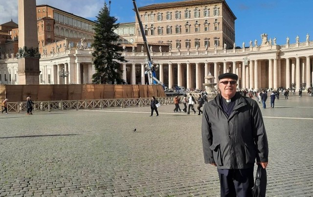 Ojciec Szczepan Praśkiewicz na Placu świętego Piotra w Rzymie.