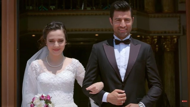 Jedną z najbardziej wzruszających chwil w serialu "Zranione ptaki" były zaręczyny Ayşe i Cemila.Przejdź dalej i zobacz, jak wyglądały zaręczyny, przygotowania do ślubu oraz wesele >>>