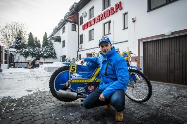 Tomasz Gollob prezentuje wystawiony na aukcję motocykl