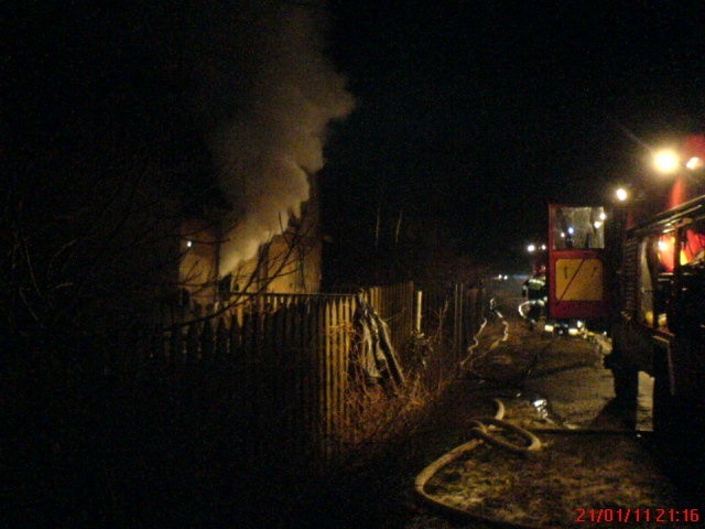 Pożar domu w miejscowości Stara Woda. Zdjęcie wysłane przez internautę.