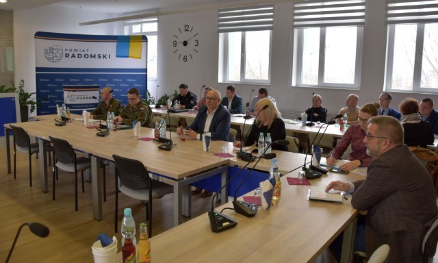 W Starostwie Powiatowym w Radomiu o uchodźcach rozmawiali oprócz samorządowców przedstawiciele Policji, Państwowej Straży Pożarnej, Powiatowej Stacji Sanitarno – Epidemiologicznej, Powiatowego Lekarza Weterynarii oraz Wojskowej Komedy Uzupełnień.