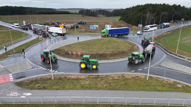 Tak wyglądały piątkowe protesty rolników na opolskich drogach.