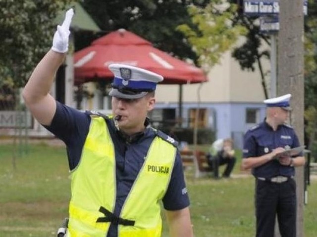 Policjant z drogówki kieruje ruchem