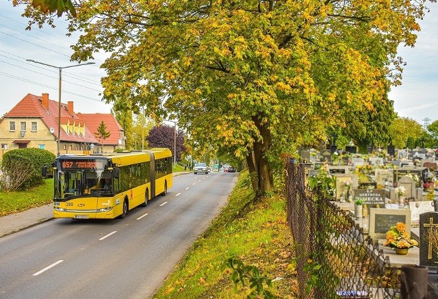 Zarząd Transportu Metropolitalnego, jak co roku, wprowadza dodatkowe linie autobusowe kursujące w okresie Wszystkich Świętych i bezpłatne przejazdy 1 listopada. - Każdego dnia warto rozważyć korzystanie z komunikacji miejskiej, ale w dzień Wszystkich Świętych szczególnie. To nie tylko kwestia wprowadzonych przez nas na tę okoliczność specjalnych linii i bezpłatnych przejazdów, ale również tego, że na przycmentarnych parkingach jest duży ruch i brakuje miejsc – mówi Małgorzata Gutowska, dyrektor ZTM.