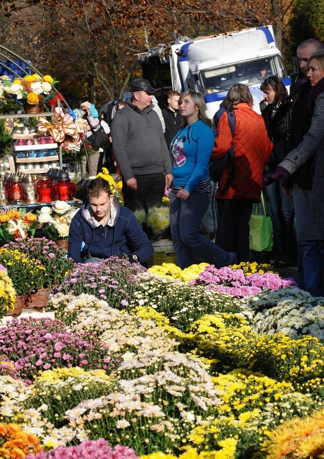 Większość miejsc przed łódzkimi cmentarzami, przeznaczonych do sprzedaży zniczy i kwiatów, jest już zajęta.