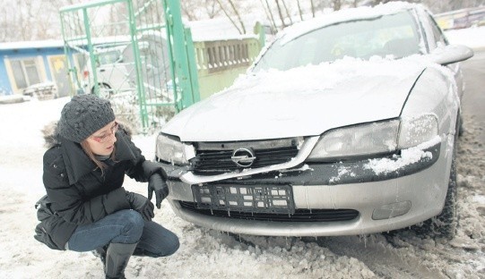 Kilkanaście zniszczonych aut w ciągu jednej godziny. Według Karoliny Wroniewskiej, która uczestniczyła w kolizjach winny jest śnieg i lód.