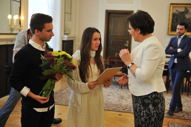Na zakonczenie spotkania uczniowie wręczyli marszałek Ewie Kopacz kwiaty