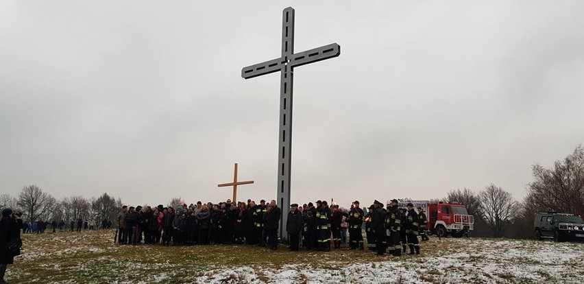 Nowy Sącz. Poświęcono nowy Krzyż Pamięci na Wierchach w Biegonicach [ZDJĘCIA]