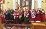 Majowe śpiewanie pieśni Maryjnych we Włoszczowicach. Koła gospodyń z gminy Kije pielęgnują piękną tradycję [ZDJĘCIA]