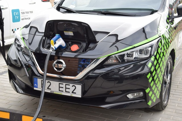 Pod koniec listopada 2023 r. po polskich drogach jeździły 94 572 samochody osobowe z napędem elektrycznym.