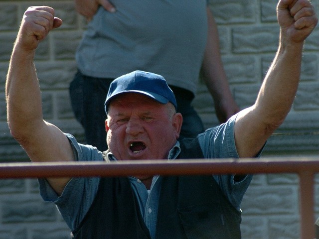 Zmigródpokonal LeskoDruzyna Nowego Zmigrodu (zólto - czarne koszulki)wygrala w niedziele u siebie z Sanovią Lesko 2:0.