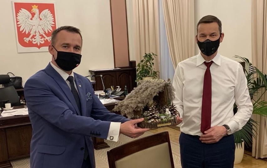 Minister Michał Cieślak przekazuje szopkę z Gnojna...