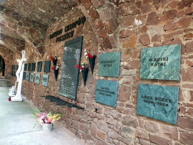 W sanktuarium Bolesnej Królowej Polski w Kałkowie jest jedyny w Polsce Panteon Chłopów Polskich z kilkudziesięcioma tablicami działaczy ludowych