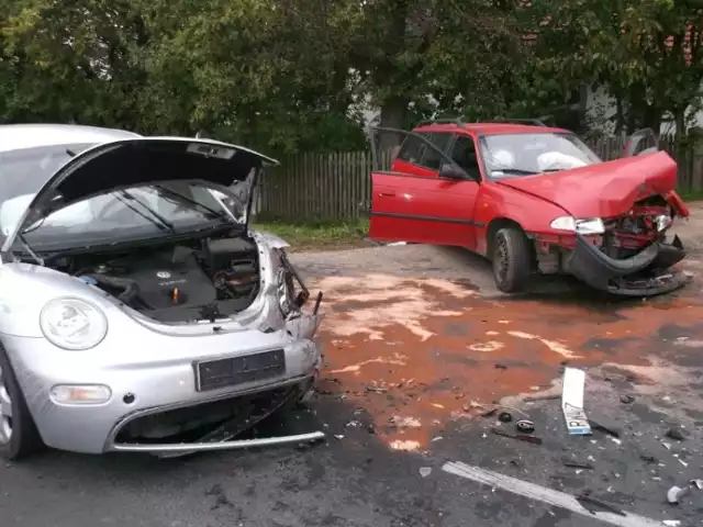 Wypadek w Laskownicy Wielkiej: Ojciec i córka w szpitalu. Zderzenie czołowe pod Gołańczą