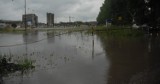 Tragiczne warunki na Giełdzie Samochodowej w Płoni. Zakupy z wodą po kostki