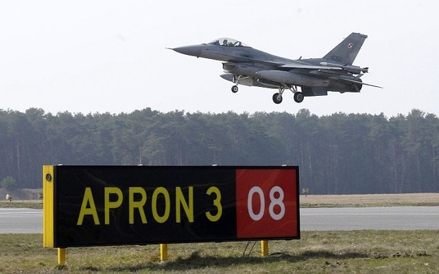 Bydgoskie centrum remontów F-16 może zostać bez pracyPierwsze F-16 na serwis powłok przyleciały do Bydgoszczy przed rokiem (na zdjęciu). WZL chcą, by nowy kontrakt, jesienią tego roku, resort przydzielił firmie taj jak dotąd: „z wolnej ręki”.