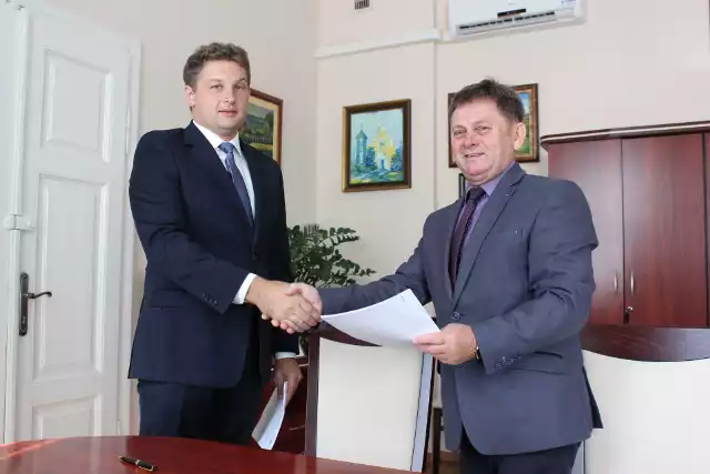 W podpisaniu umowy uczestniczyli Waldemar Ślusarczyk burmistrz Niska oraz wykonawca  Rafał Sekulski z firmy Arbforest