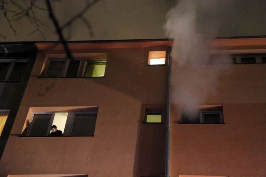 Wrocław: Pożar mieszkania na ul. Pereca. Jedna osoba trafiła do szpitala