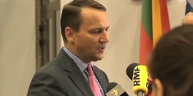 R. Sikorski w Brukseli: Samolot został zestrzelony, bo przez granicę dostarczono broń.