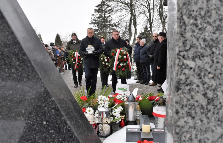 w 39. rocznicę śmierci Piotra Bartoszcze liczne delegacje...