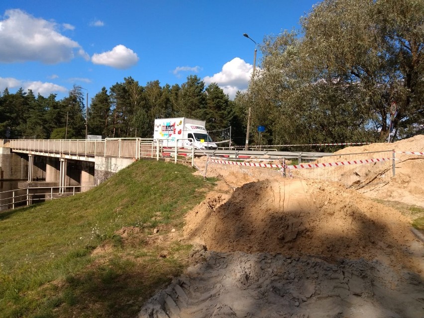 Remontowany most w Samociążku nadal przejezdny. Prace przyspieszają [zdjęcia]