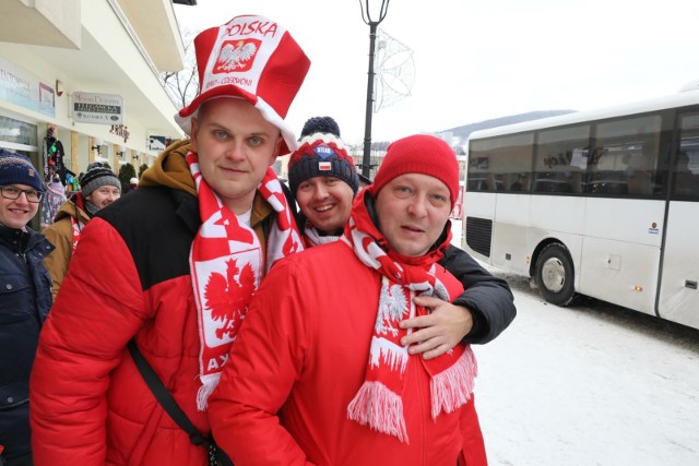 Fanów skoków było bardzo wielu w centrum Wisły. Im bliżej skoczni tym tłum był większy  Zobacz kolejne zdjęcia. Przesuwaj zdjęcia w prawo - naciśnij strzałkę lub przycisk NASTĘPNE