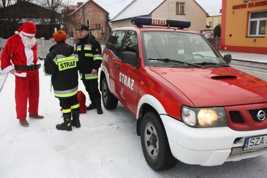 Św. Mikołaj przyjechał do Rokitna Szlacheckiego... wozem strażackim