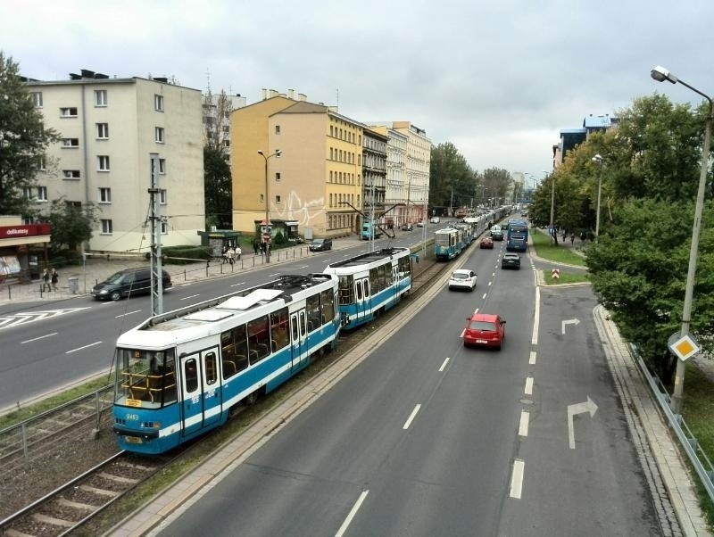 Wrocław: Siedemnaście tramwajów stało na Grabiszyńskiej. Brak napięcia w trakcji (FOTO)