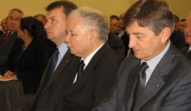 Jarosław Kaczyński po środku.